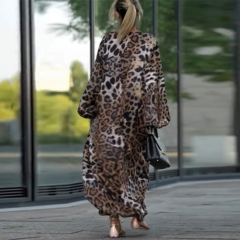 Damenkleid mit langen Ärmeln und lockerem Leopardenmuster