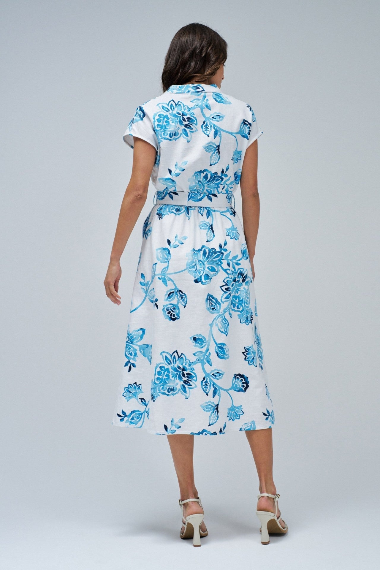 Hemdblusenkleid mit floralen Details und kurzen Ärmeln
