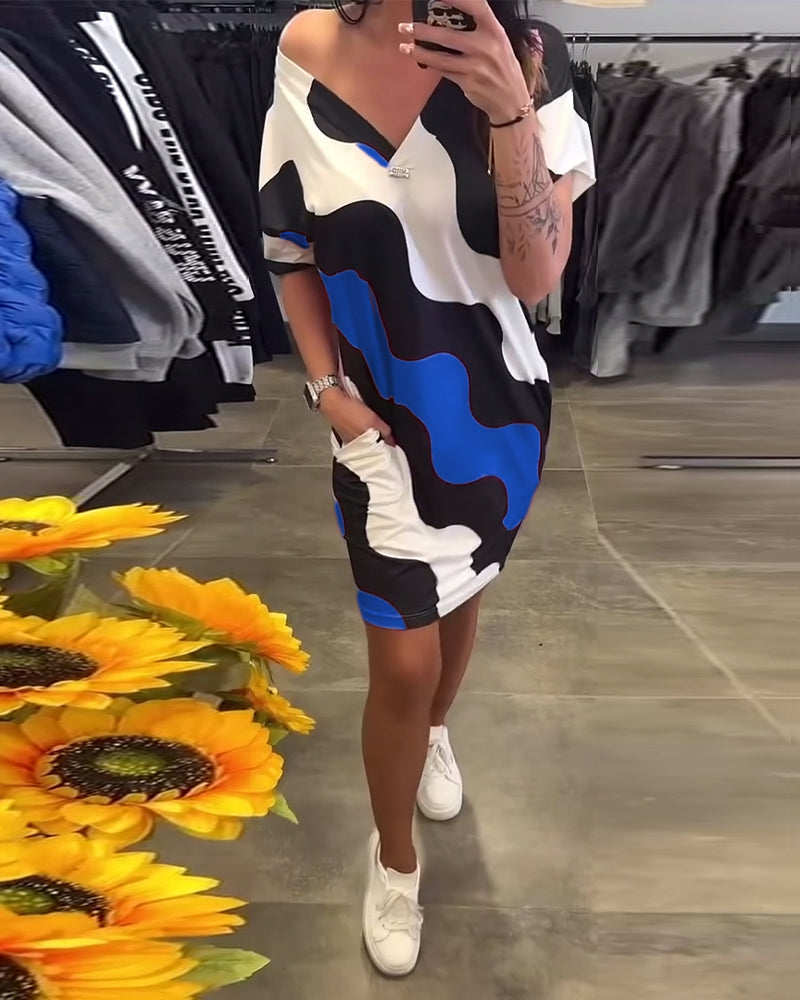 Damenkleid mit V-Ausschnitt kurzen Ärmeln und wellenförmigem Muster