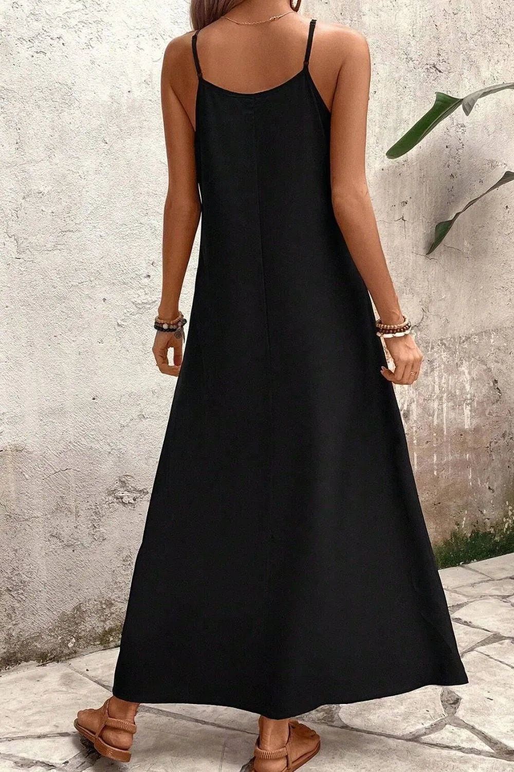 Langes Sommerkleid mit tropischem Blättermuster und V-Ausschnitt