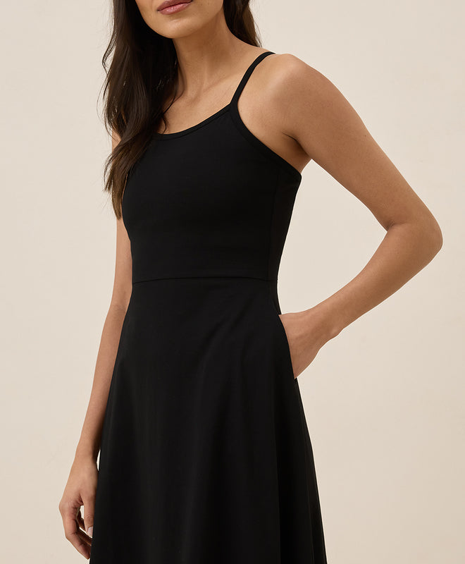 Leichtes Midikleid mit schmalen Trägern und ausgestelltem Schnitt für warme Anlässe