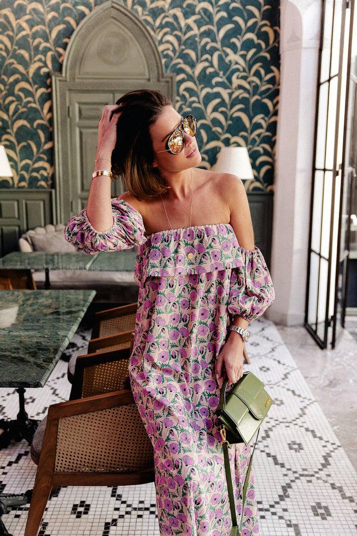 Langes elegantes Kleid mit leichten Puffärmeln und floralem Muster für besondere Anlässe