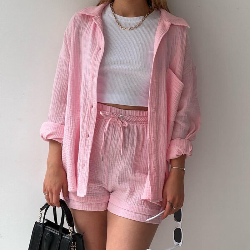 Modisches zweiteiliges Damen Set mit langärmligem Hemd und Shorts für den Sommer