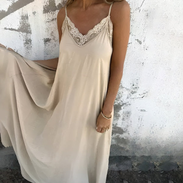 Langes Kleid mit V Ausschnitt und Spaghettiträgern im eleganten Nachtkleid Stil