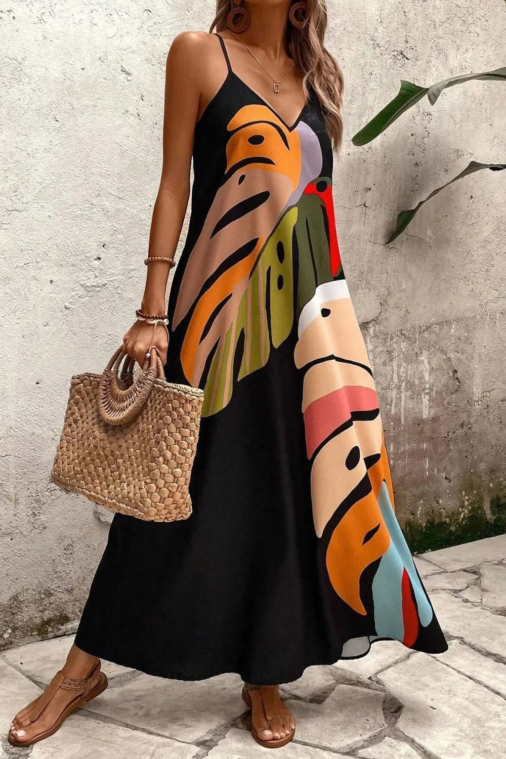 Langes Sommerkleid mit tropischem Blättermuster und V-Ausschnitt