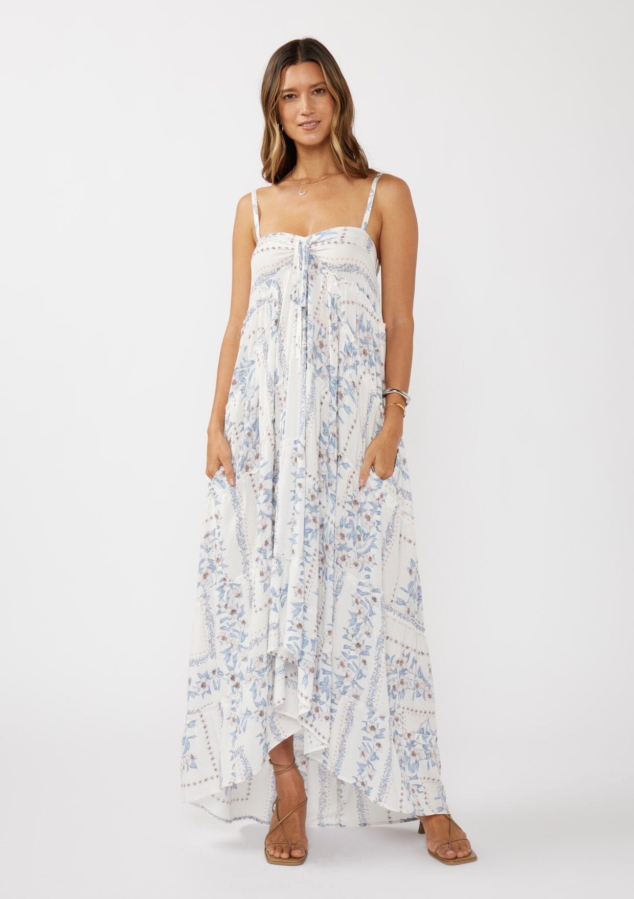 Weites Sommer Maxikleid mit schmalen Trägern und modernem Stil
