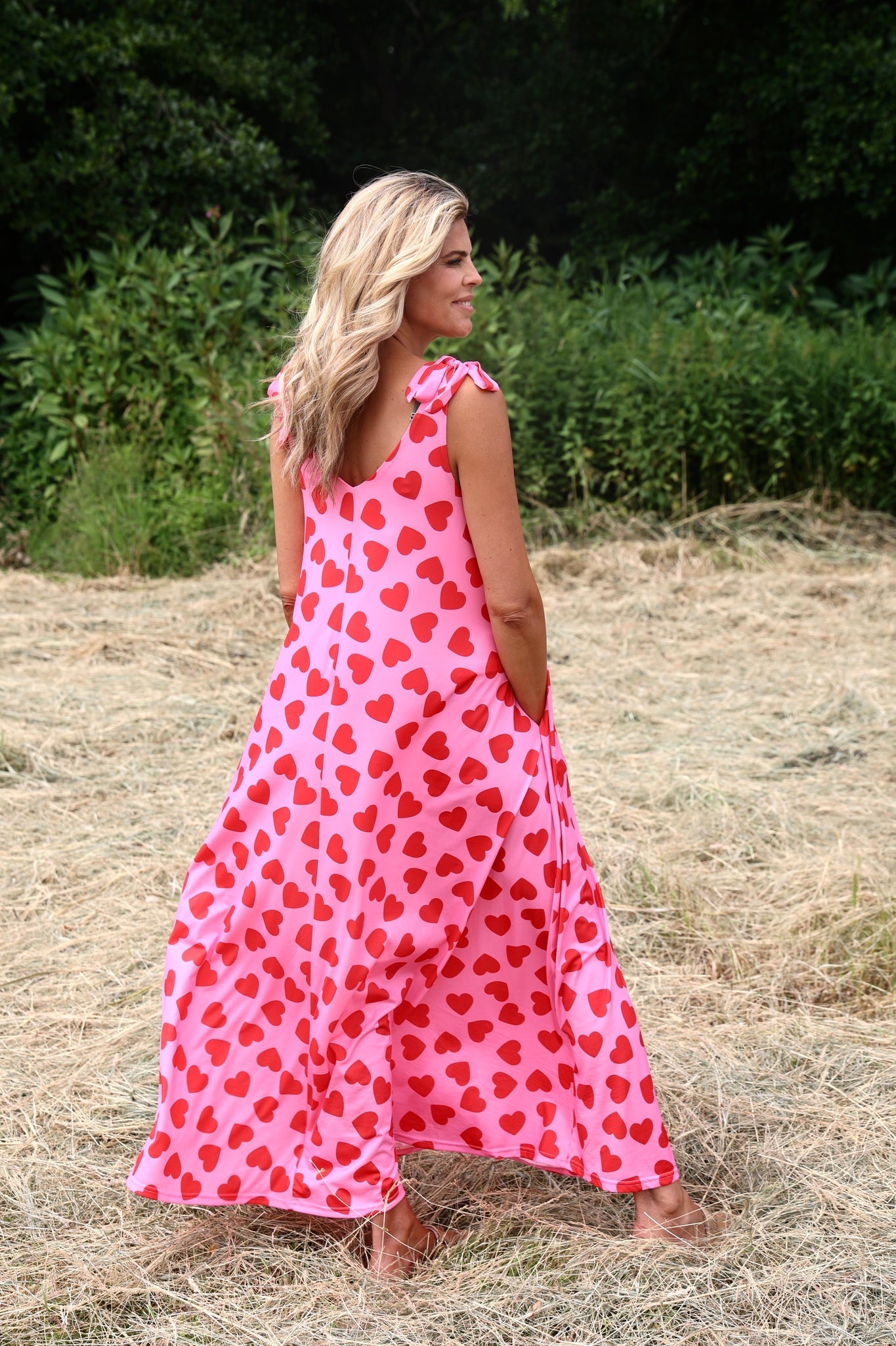 Weites ärmelloses Maxikleid im modernen Stil