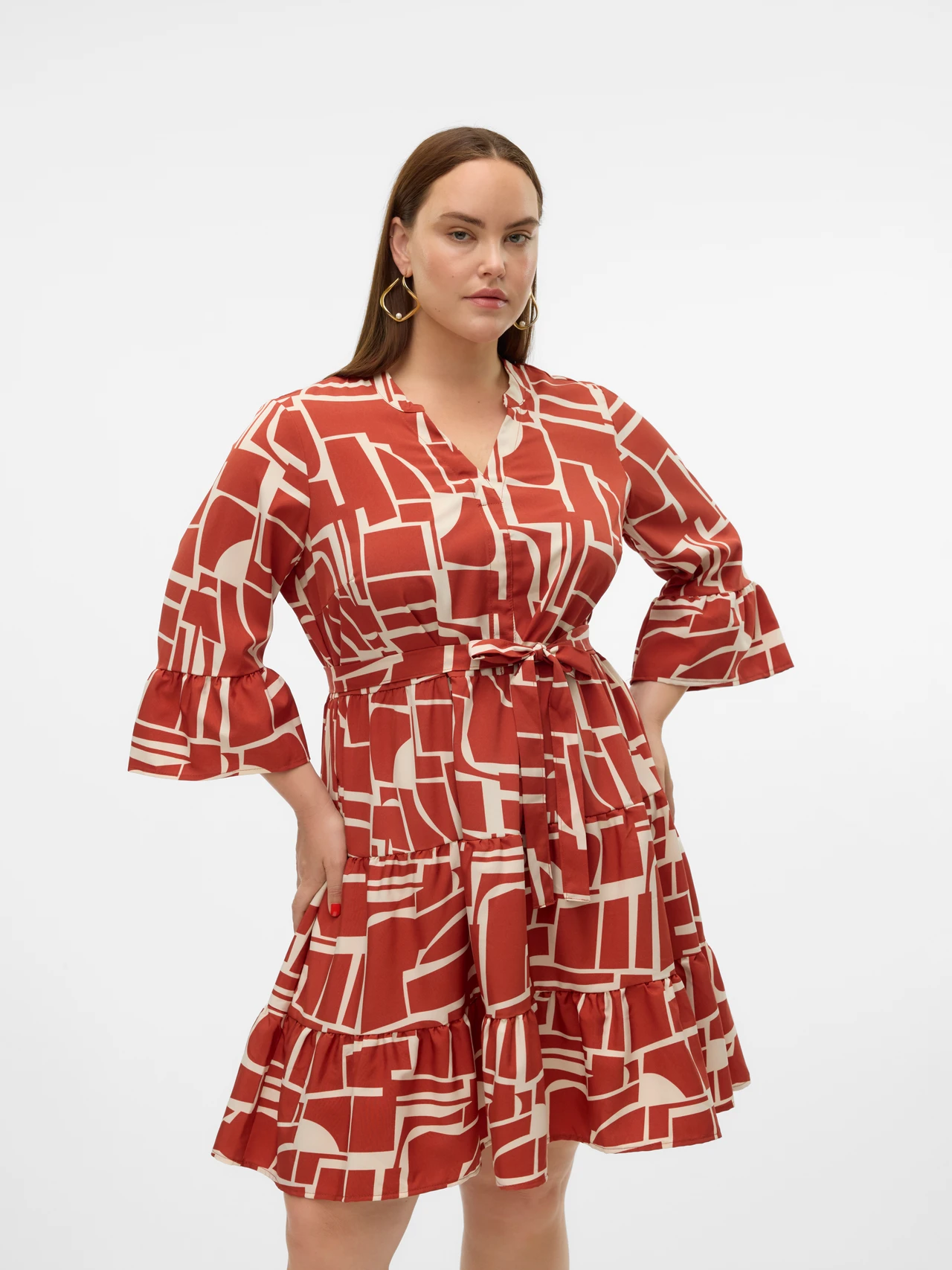 Kurzes Freizeitkleid mit geometrischem Muster und V-Ausschnitt