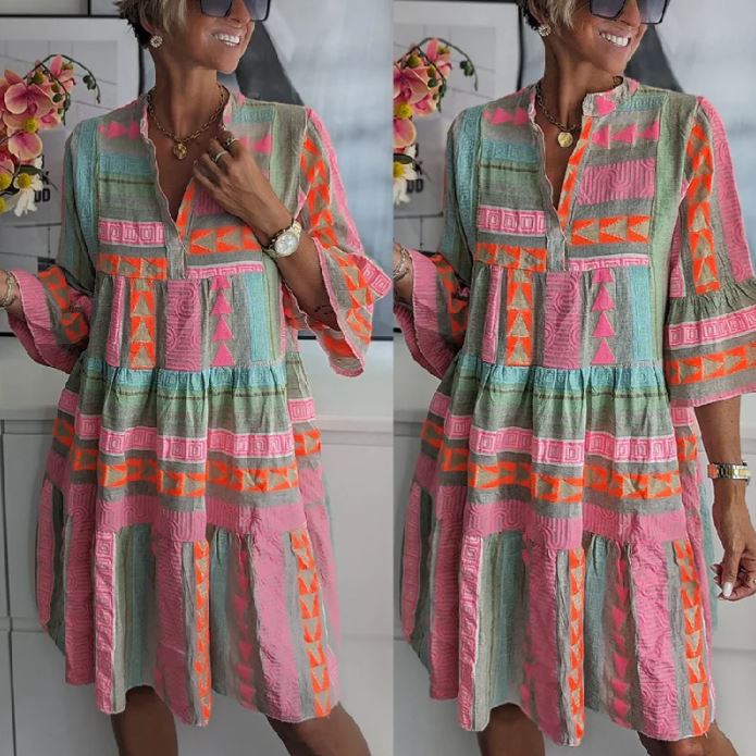 Modisches kurzes Sommerkleid für Damen mit zeitgemäßem Look