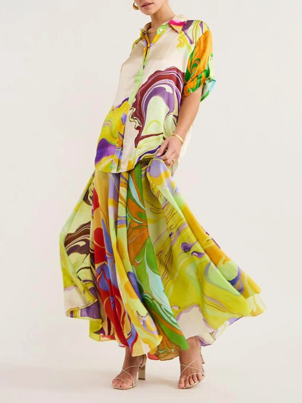 Zweiteiliges Set aus Bluse und langer Rock mit stilvollem Sommermuster