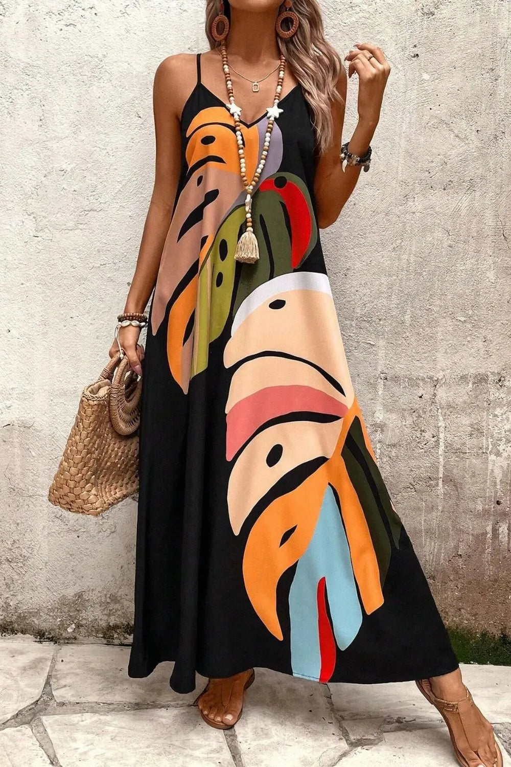 Langes Sommerkleid mit tropischem Blättermuster und V-Ausschnitt