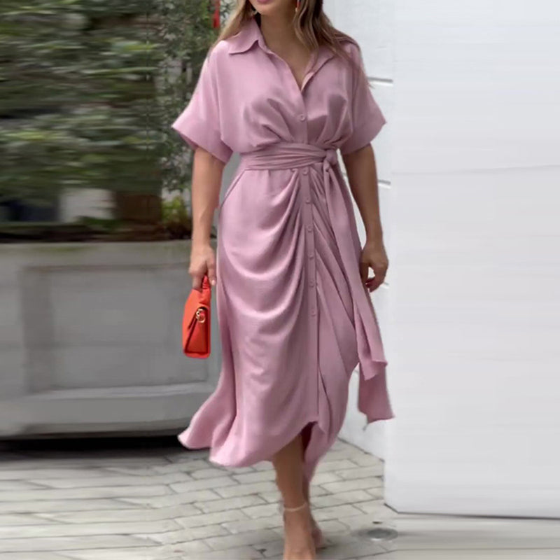 Elegantes langes Damenkleid mit Knopfleiste und kurzen weiten Ärmeln