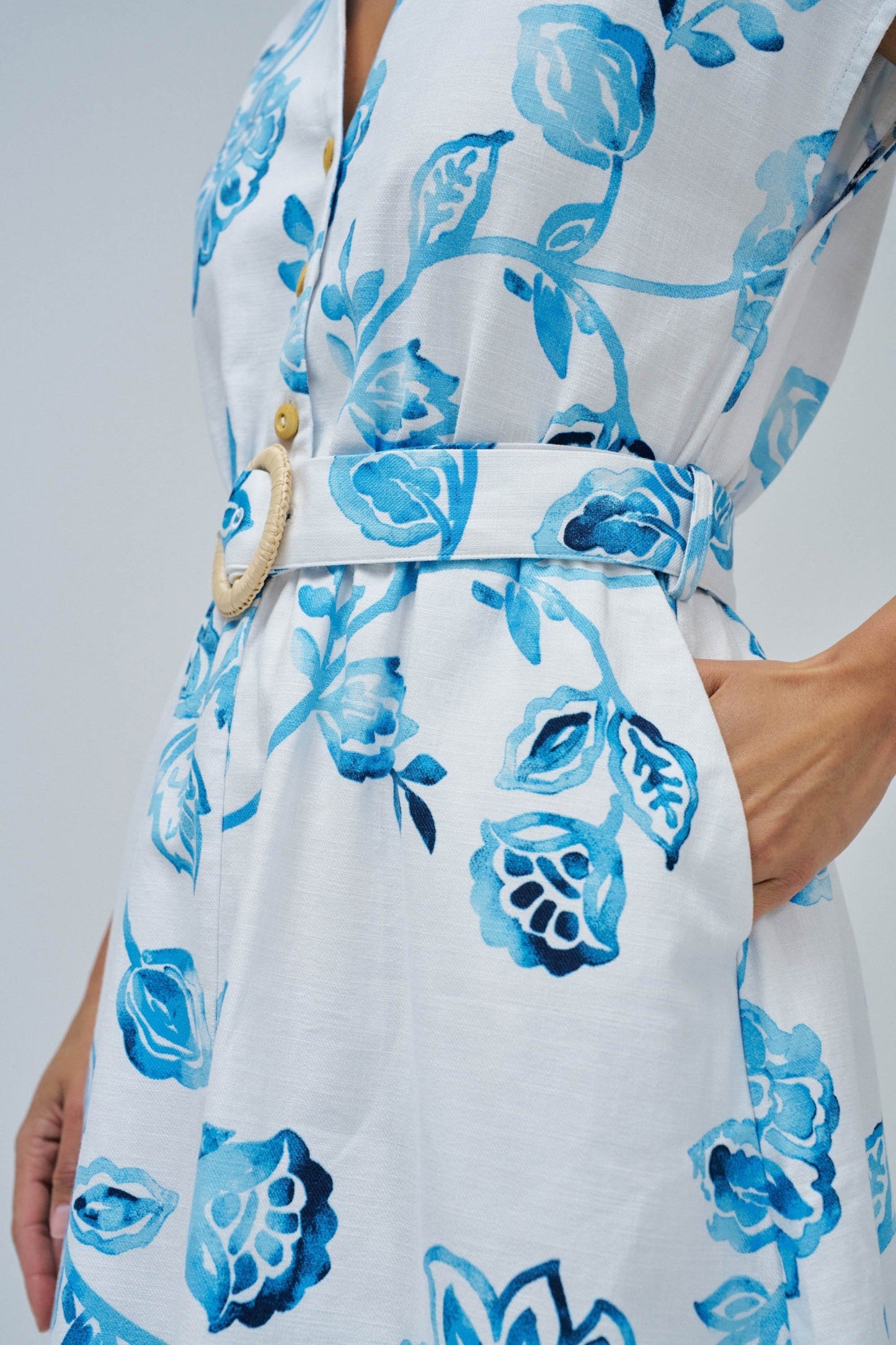 Hemdblusenkleid mit floralen Details und kurzen Ärmeln