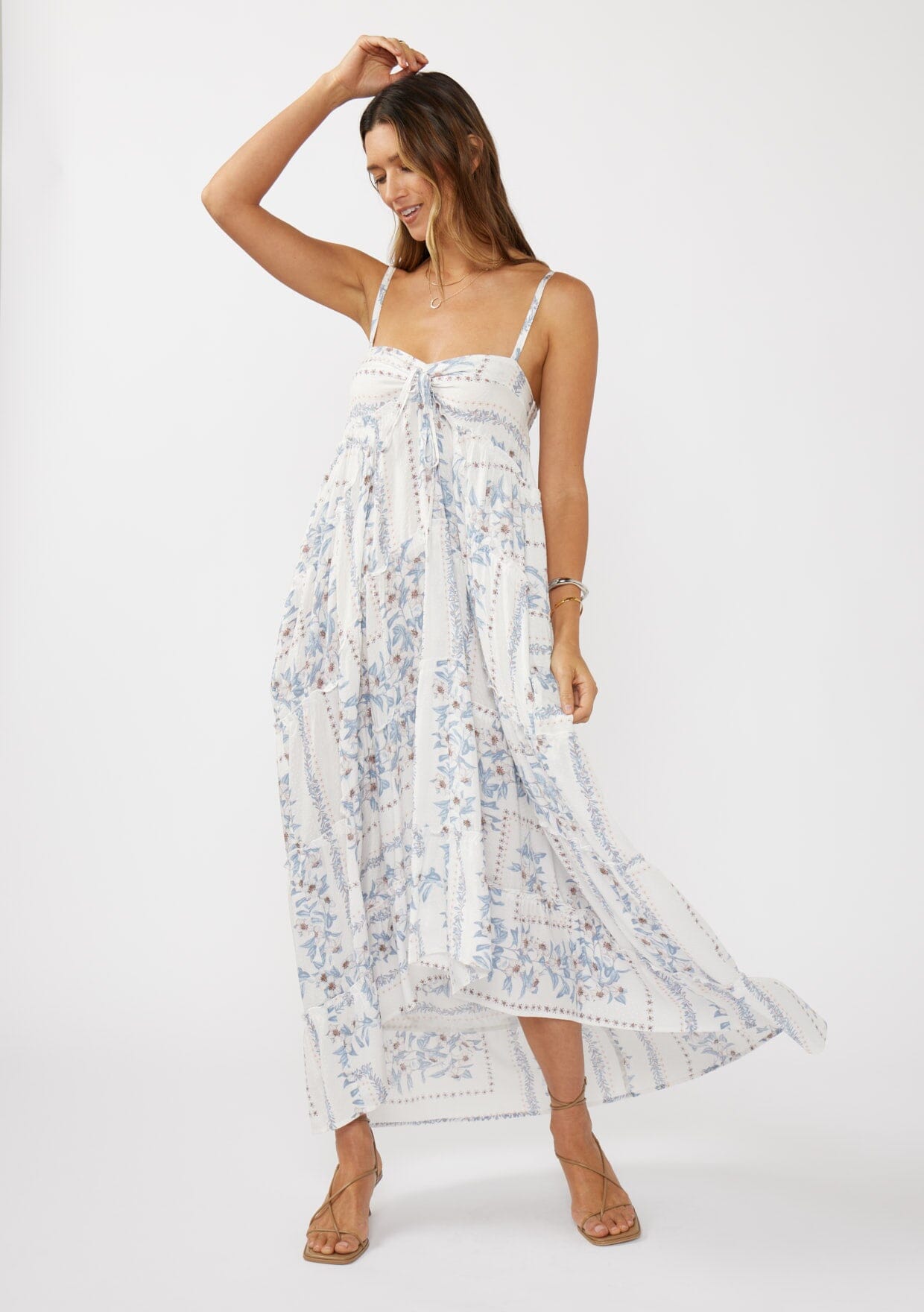 Weites Sommer Maxikleid mit schmalen Trägern und modernem Stil