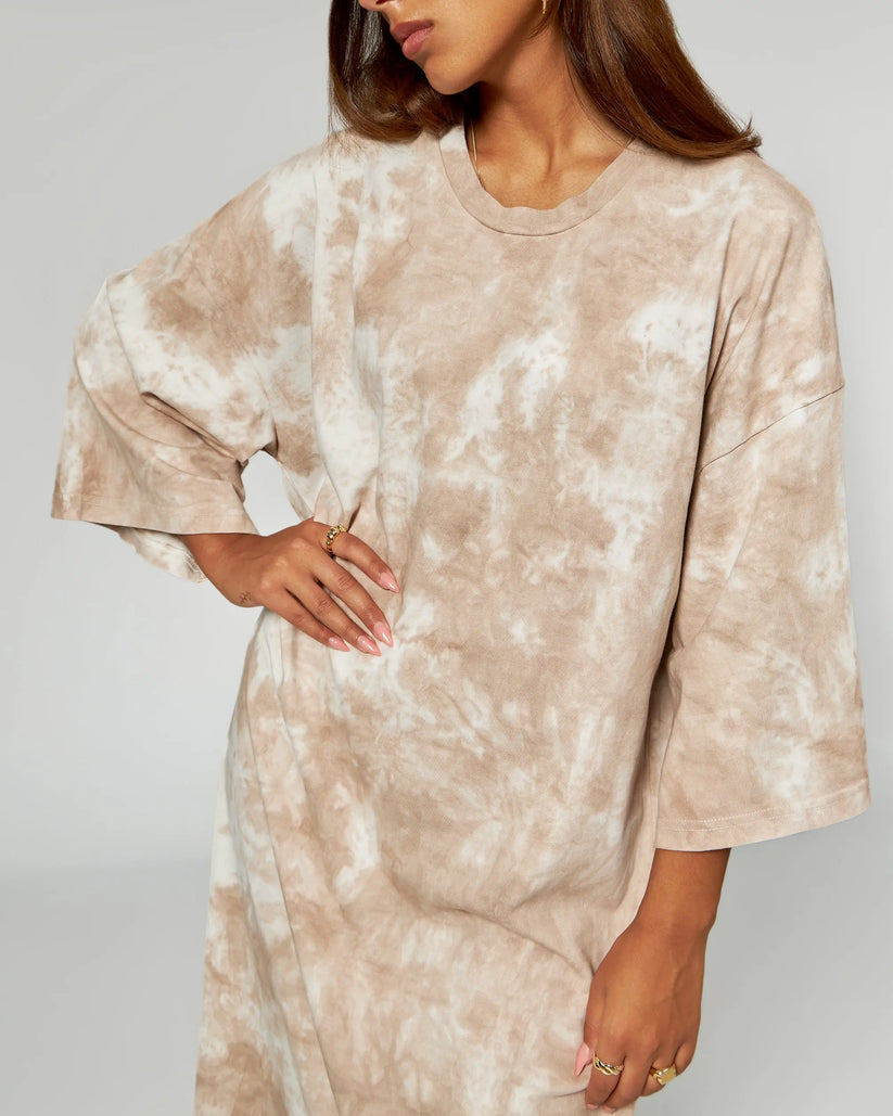 Langes Freizeitkleid mit Batikmuster und lockerem Schnitt für entspannte Sommertage
