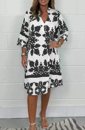 Weit geschnittenes kurzes Kleid mit Muster und mittellangen Ärmeln