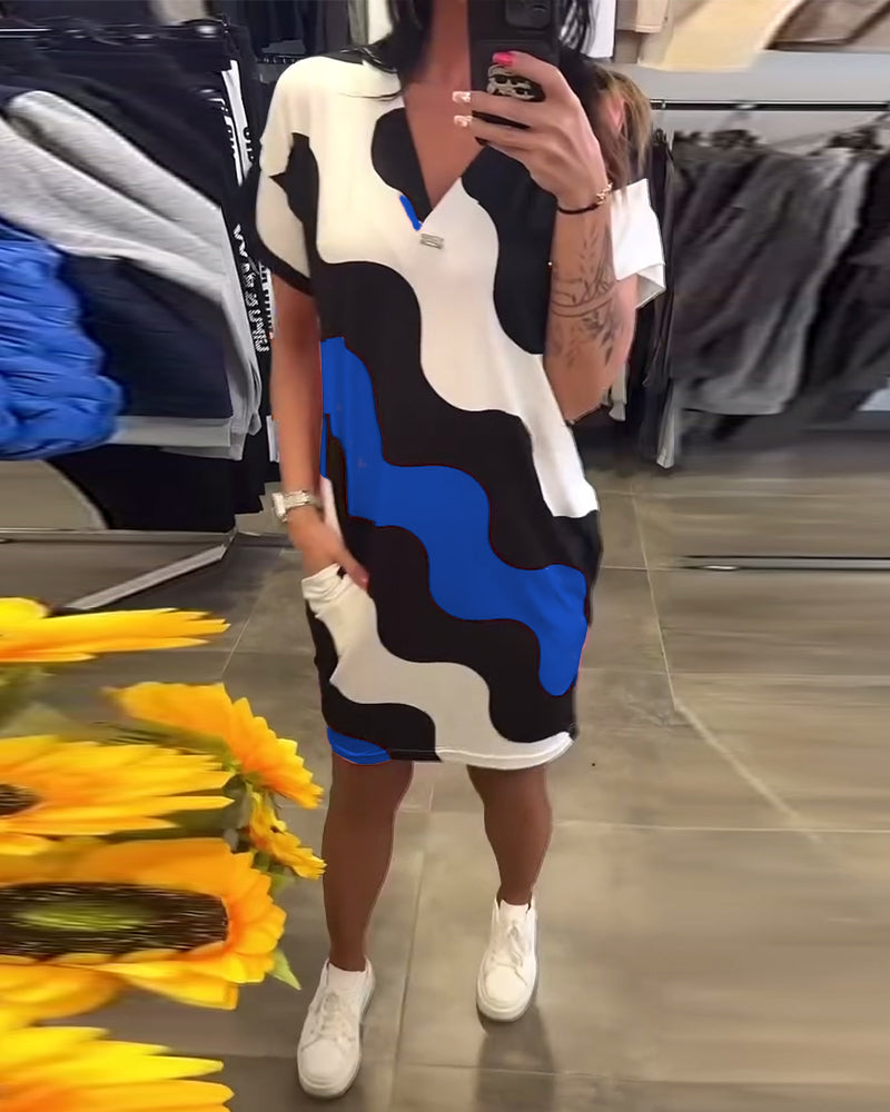 Damenkleid mit V-Ausschnitt kurzen Ärmeln und wellenförmigem Muster