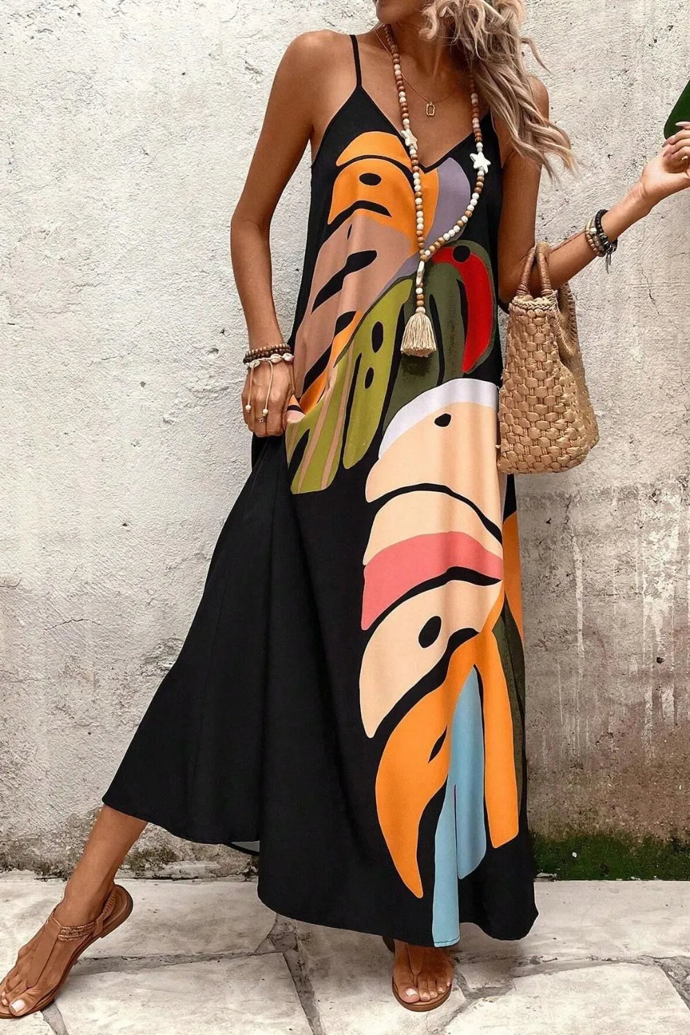 Langes Sommerkleid mit tropischem Blättermuster und V-Ausschnitt