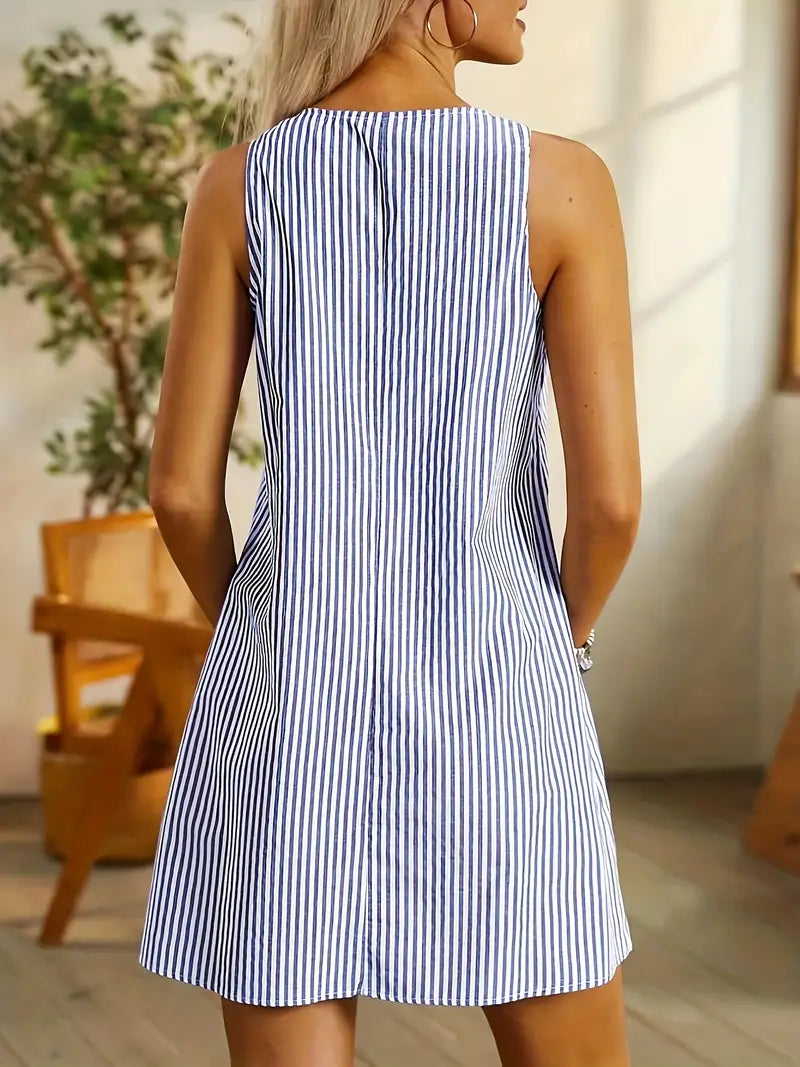 Kurzes gestreiftes Kleid für Damen ideal für warme Tage