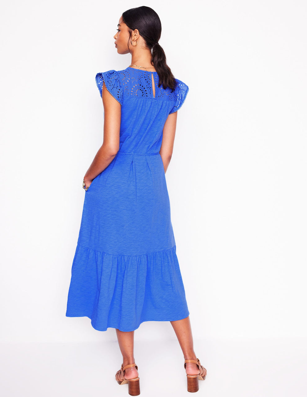 Midikleid mit feiner Lochstickerei an den kurzen Ärmeln