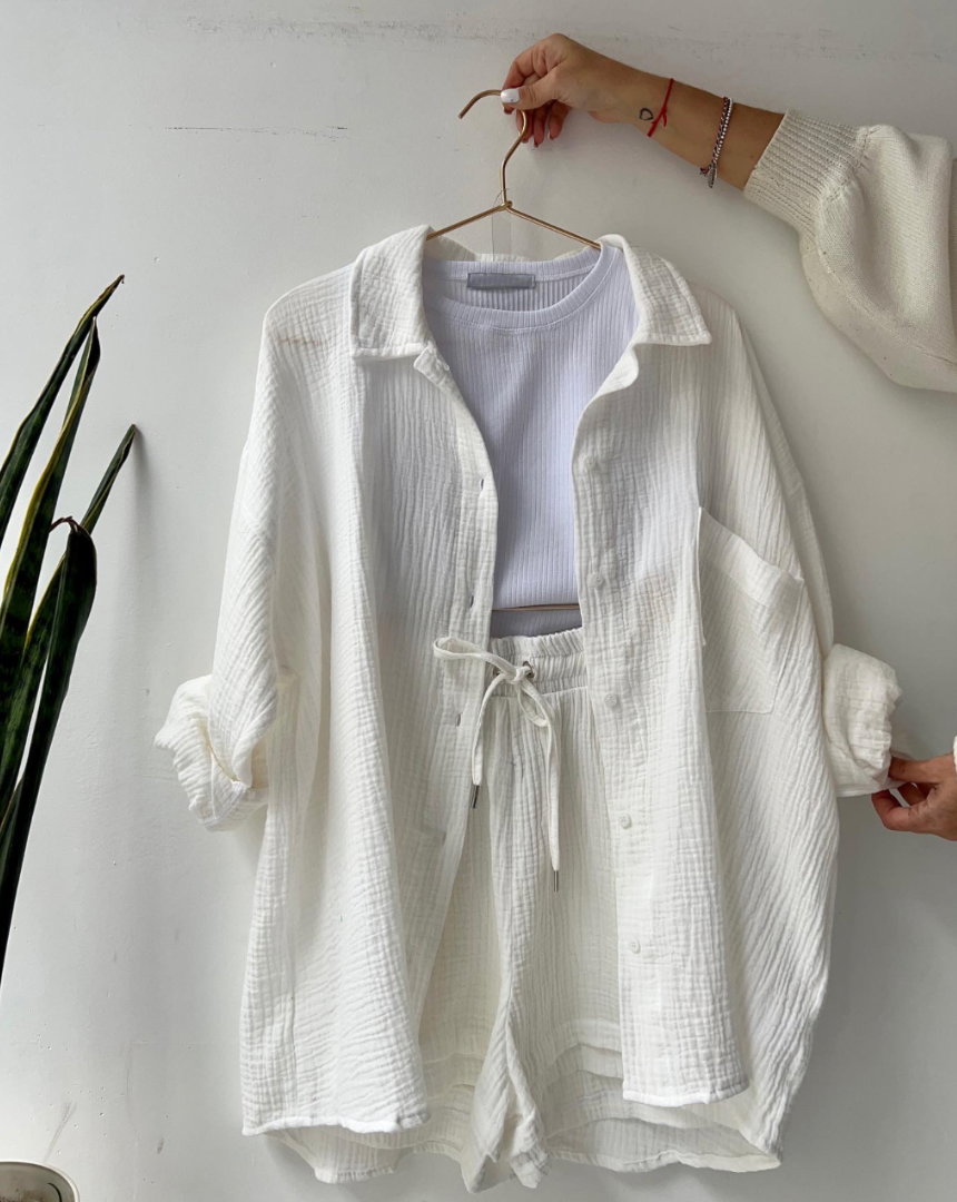 Modisches zweiteiliges Damen Set mit langärmligem Hemd und Shorts für den Sommer