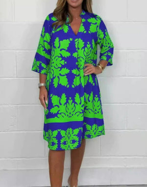 Weit geschnittenes kurzes Kleid mit Muster und mittellangen Ärmeln