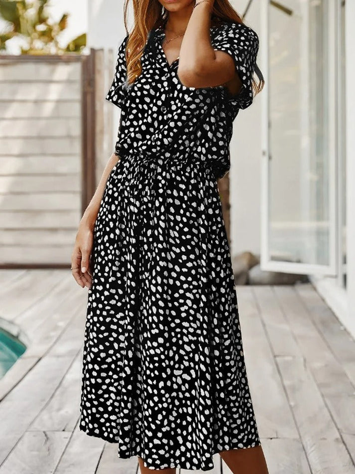Luftiges und bequemes Sommerkleid mit Punktmuster für warme Tage