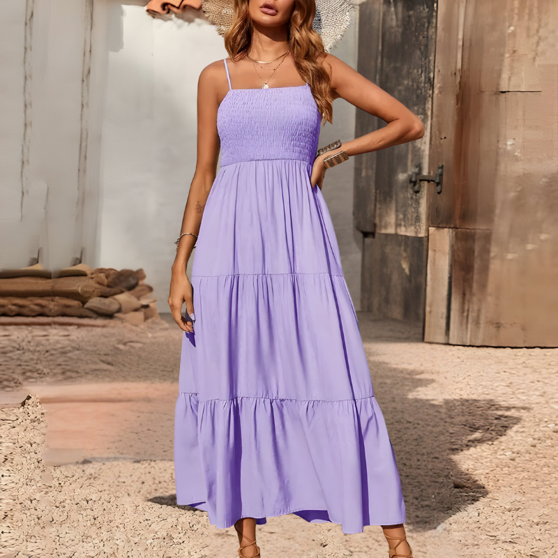 Luftiges mittellanges Kleid mit gesmokten Details und feinen Trägern