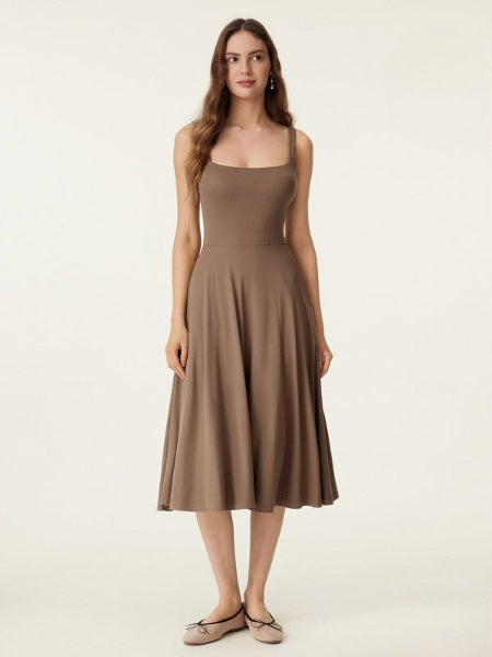 Fließendes Midikleid für Damen mit eckigem Ausschnitt und schmalen Trägern