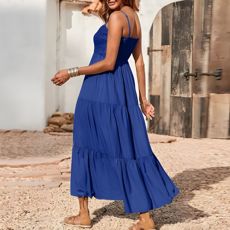 Luftiges mittellanges Kleid mit gesmokten Details und feinen Trägern