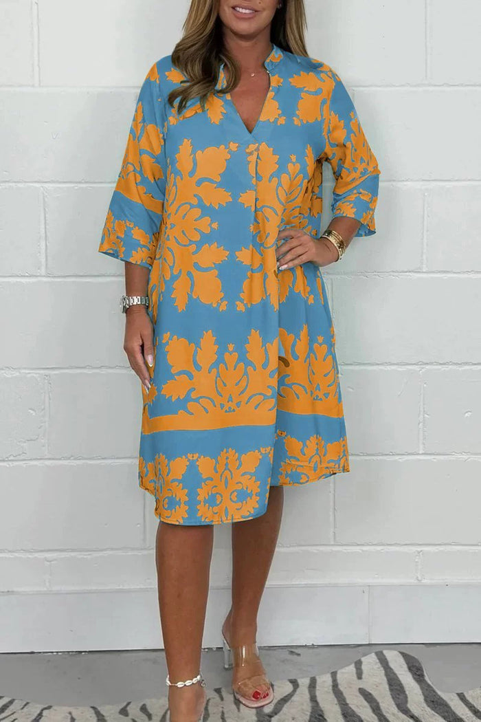 Weit geschnittenes kurzes Kleid mit Muster und mittellangen Ärmeln