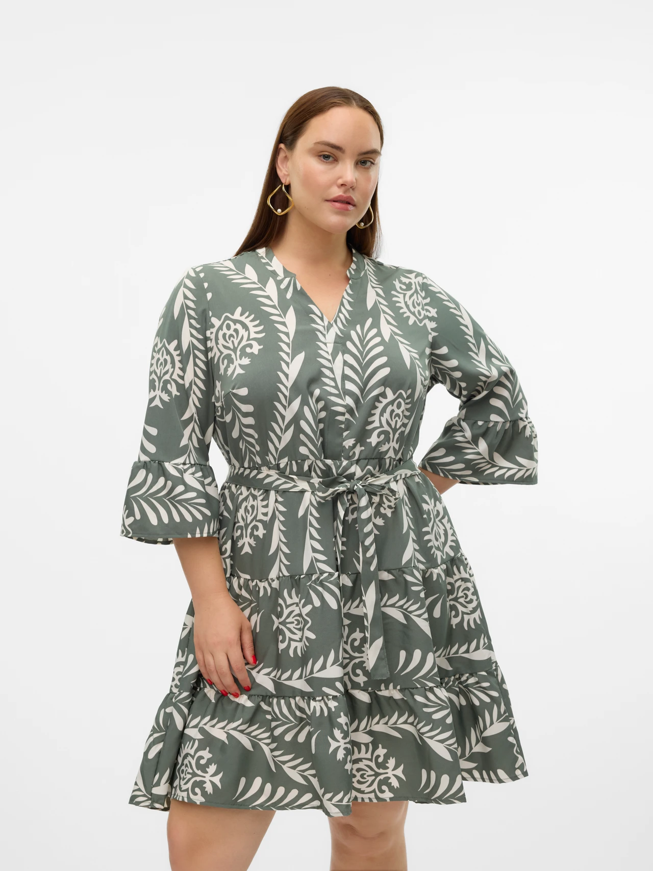 Kurzes Freizeitkleid mit geometrischem Muster und V-Ausschnitt