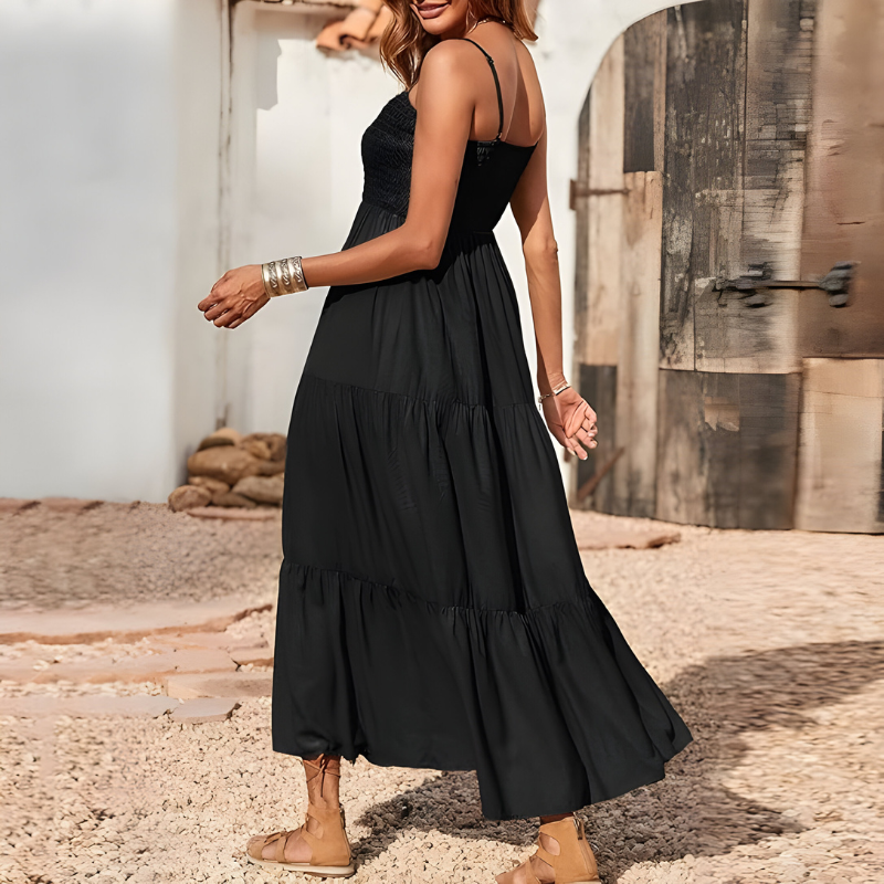 Luftiges mittellanges Kleid mit gesmokten Details und feinen Trägern