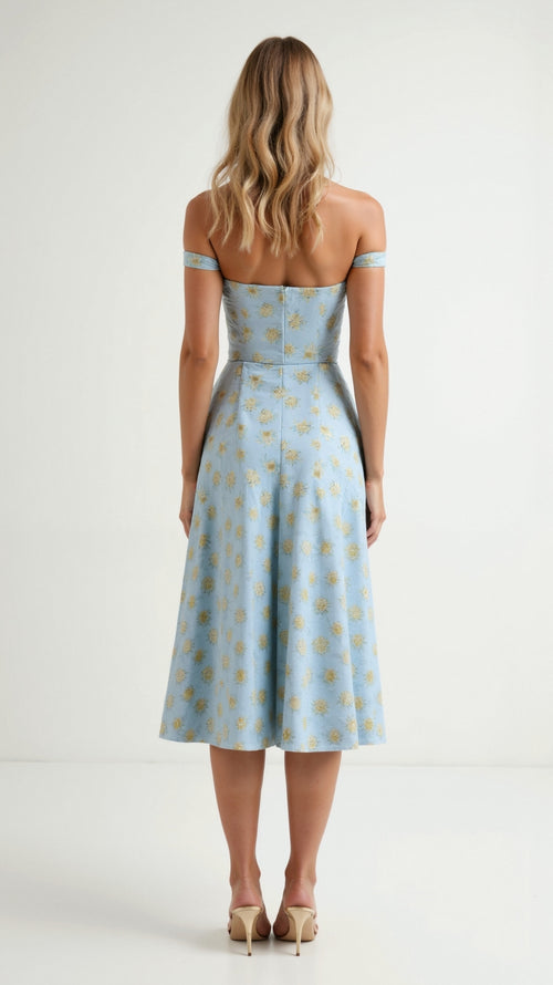 Langes Blumenkleid mit Volantdetails für luftige Sommertage
