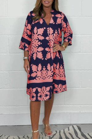 Weit geschnittenes kurzes Kleid mit Muster und mittellangen Ärmeln