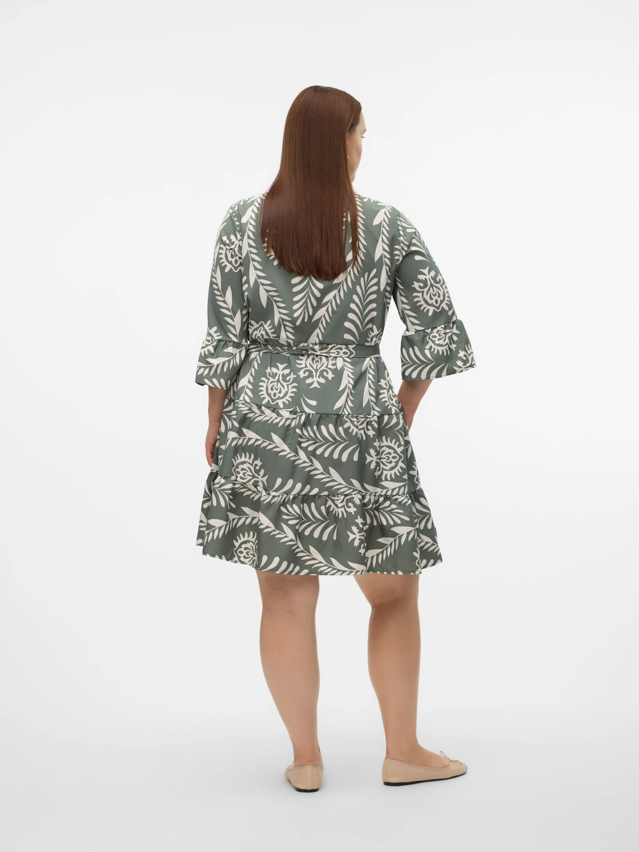 Kurzes Freizeitkleid mit geometrischem Muster und V-Ausschnitt