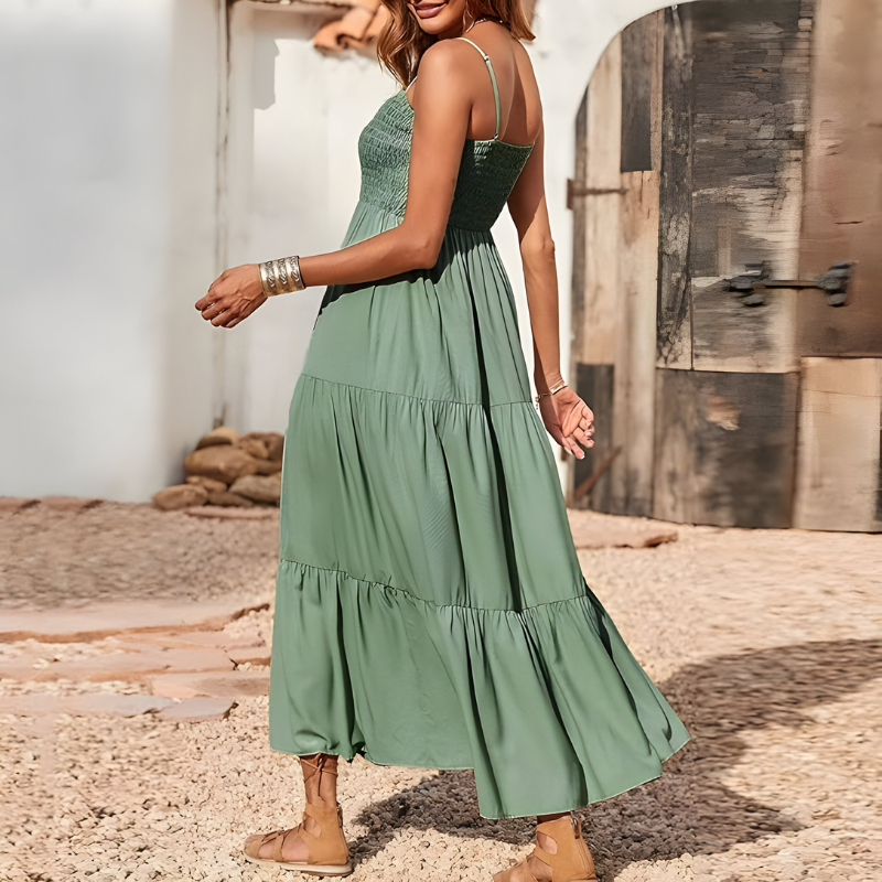 Luftiges mittellanges Kleid mit gesmokten Details und feinen Trägern