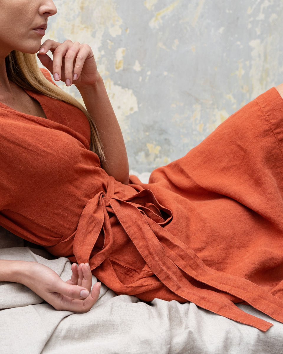 Wickelkleid mit kurzen Ärmeln und Gürtel für einen leichten Alltagsstil