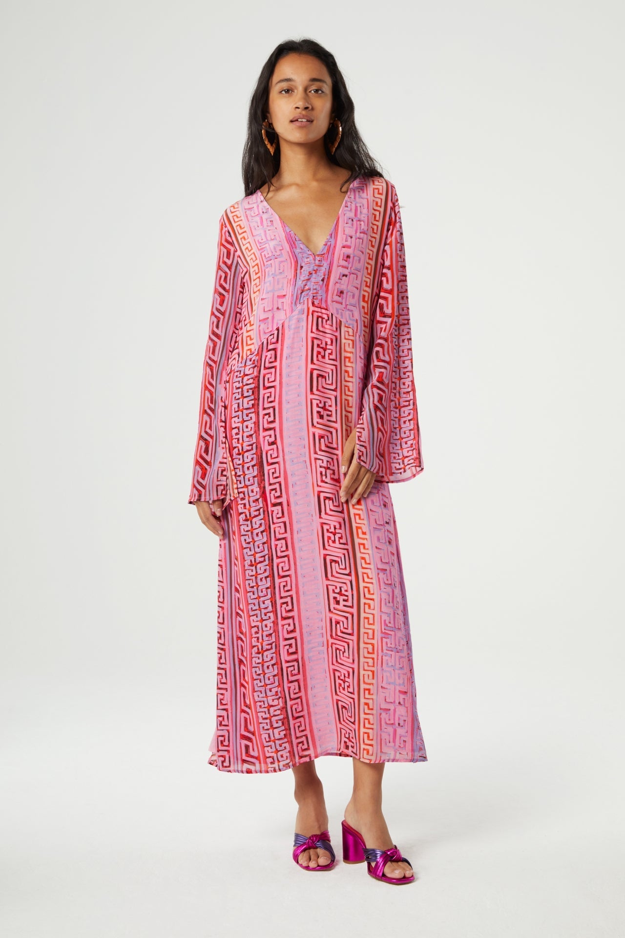 Langes Sommerkleid mit Print und weiten langen Ärmeln für einen stilvollen Auftritt