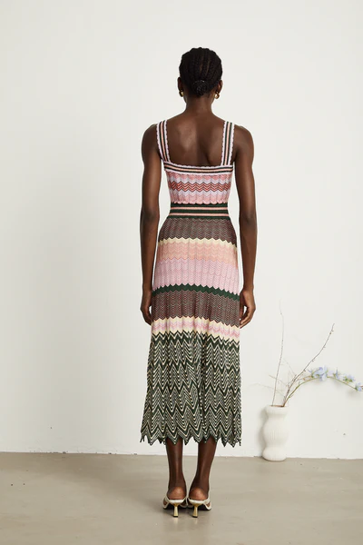 Stylisches Midikleid mit eckigem Ausschnitt und gemusterten Trägern