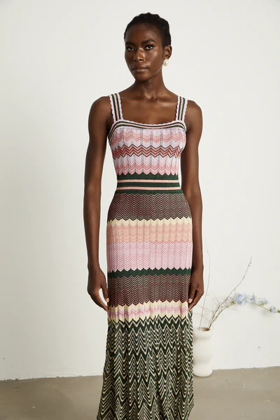 Stylisches Midikleid mit eckigem Ausschnitt und gemusterten Trägern