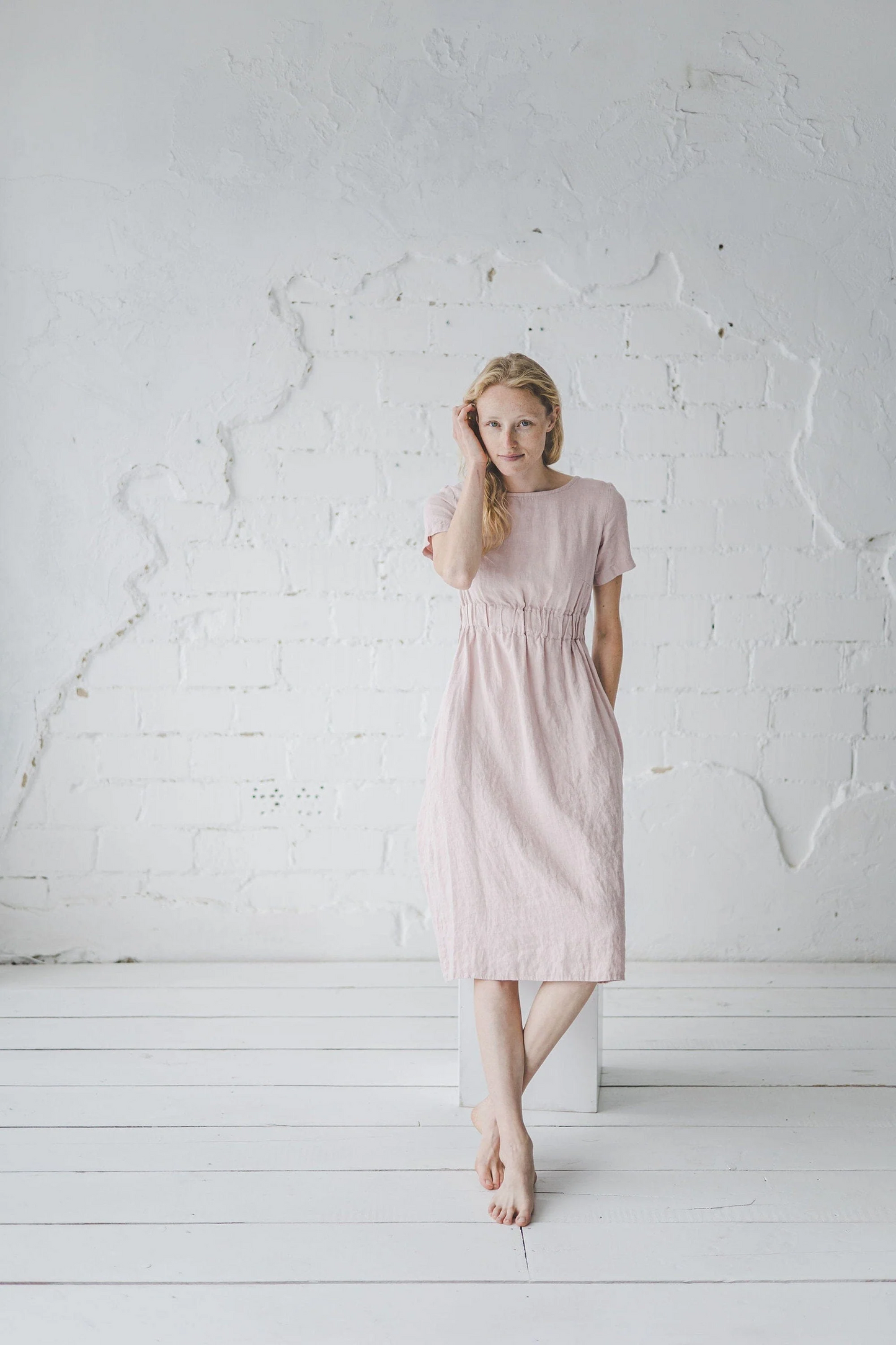 Leichtes Sommerkleid mit kurzen Ärmeln und schmalem Schnitt