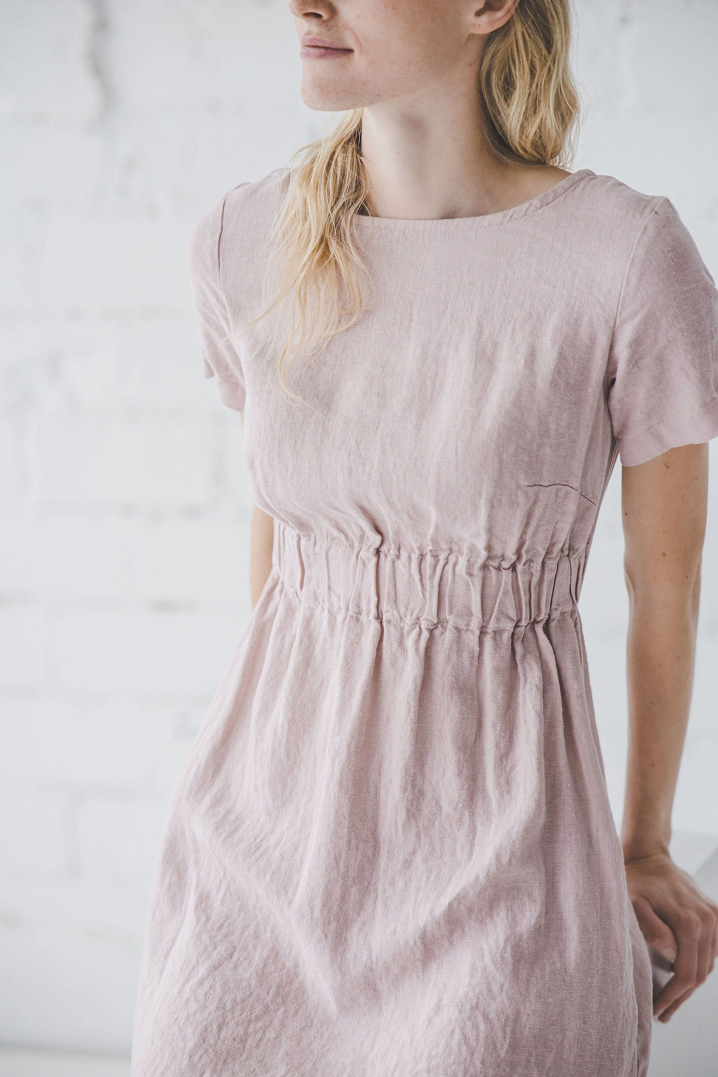 Leichtes Sommerkleid mit kurzen Ärmeln und schmalem Schnitt