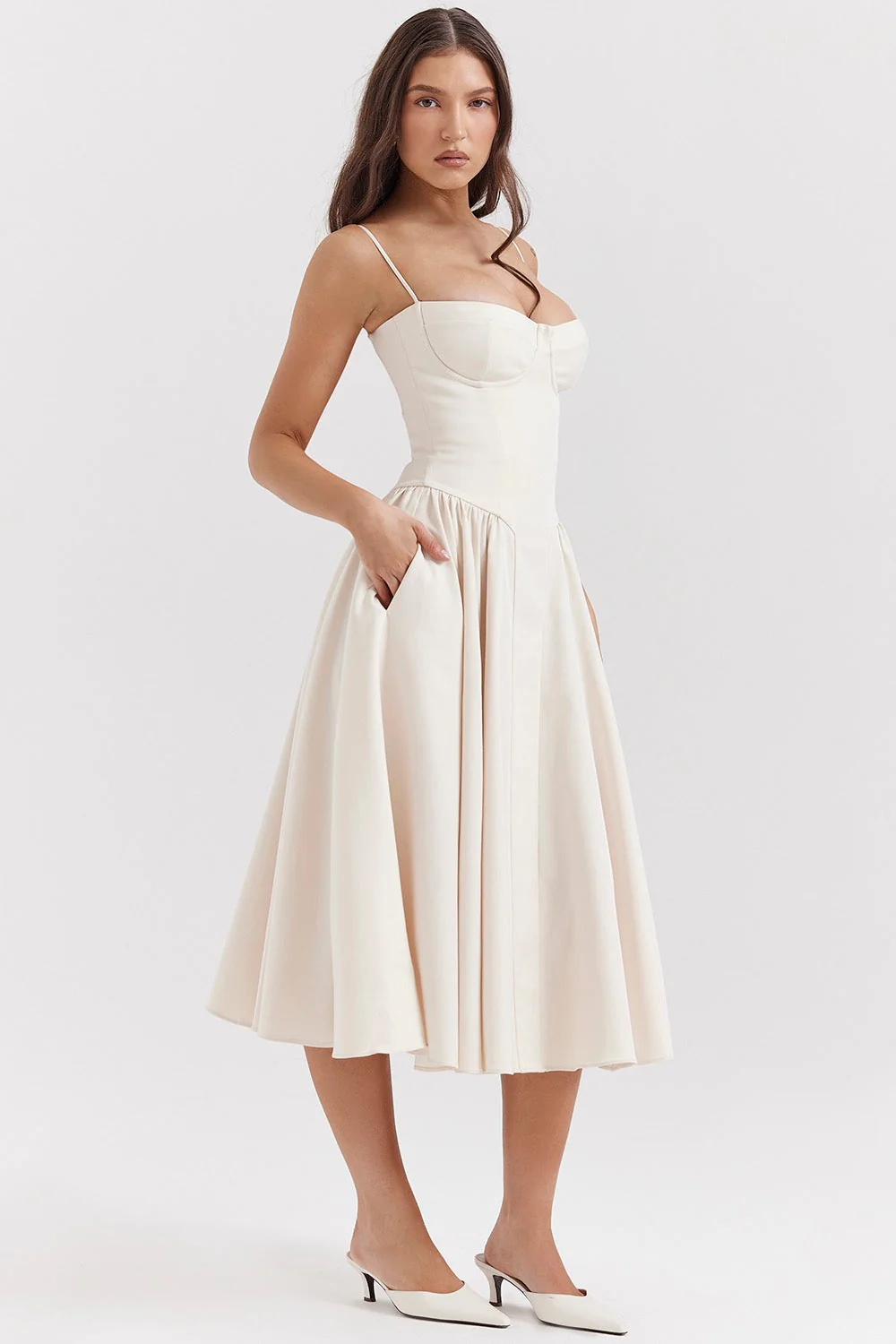 Elegantes Midikleid mit schmalen Trägern für einen stilvollen Auftritt