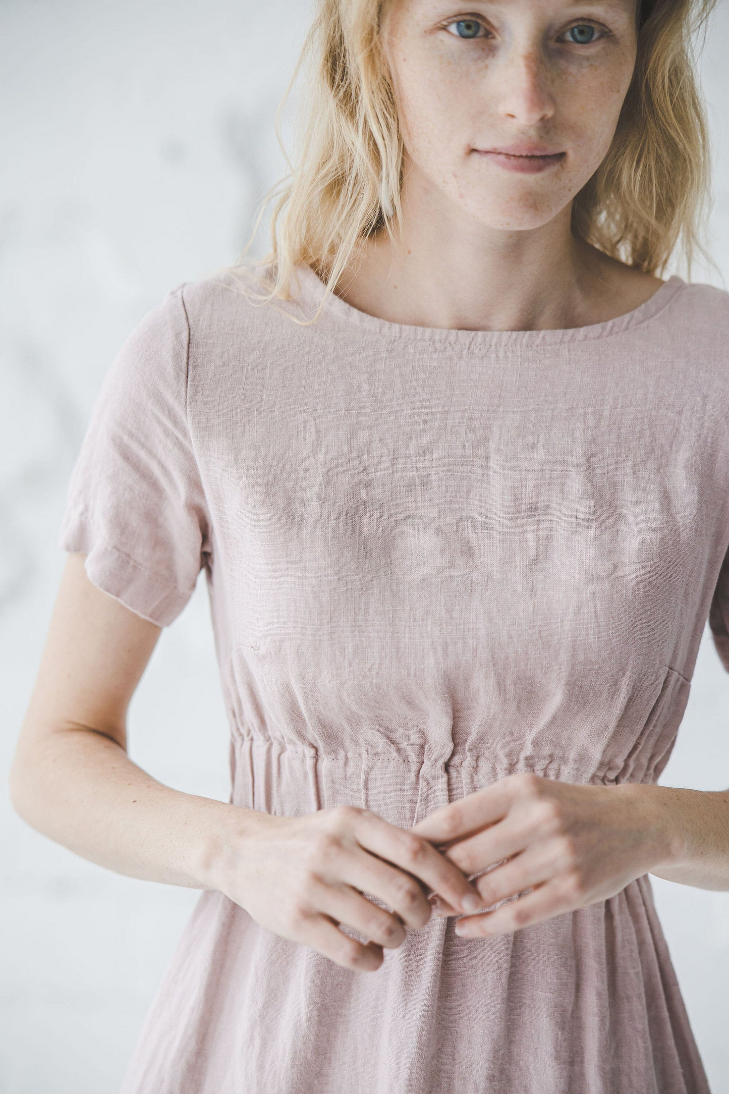 Leichtes Sommerkleid mit kurzen Ärmeln und schmalem Schnitt