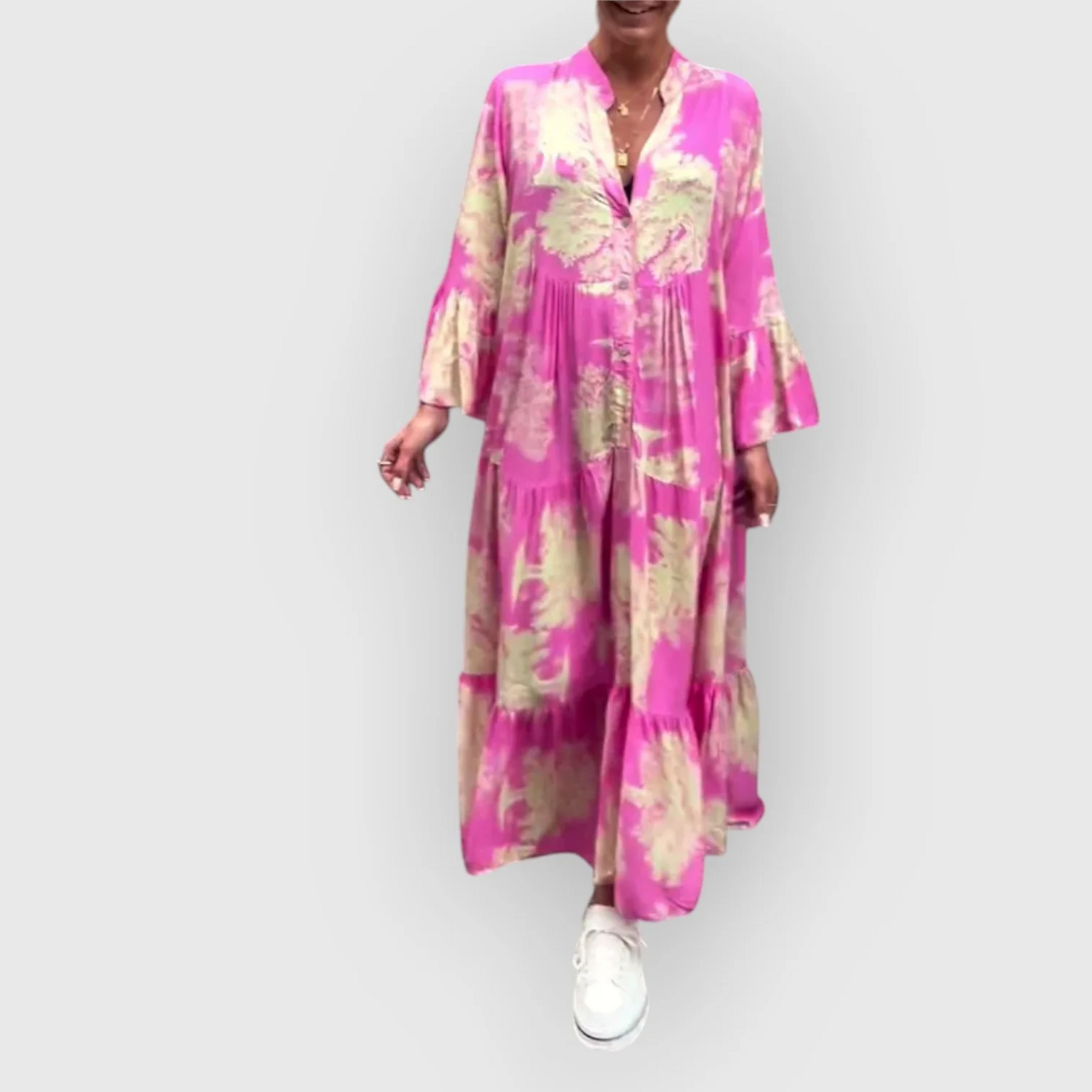 Elegantes langes Kleid mit weitem Schnitt langen Ärmeln und Boho Stil
