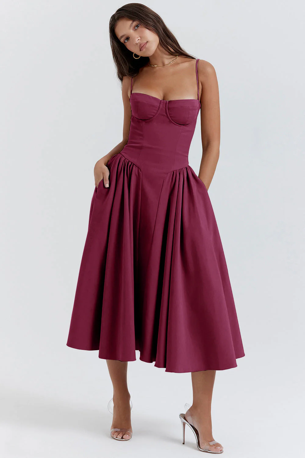 Elegantes Midikleid mit schmalen Trägern für einen stilvollen Auftritt