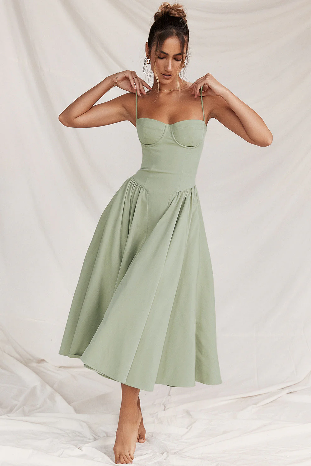 Elegantes Midikleid mit schmalen Trägern für einen stilvollen Auftritt