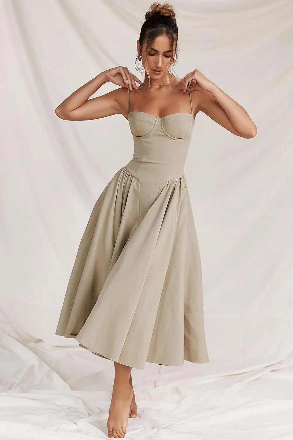 Elegantes Midikleid mit schmalen Trägern für einen stilvollen Auftritt