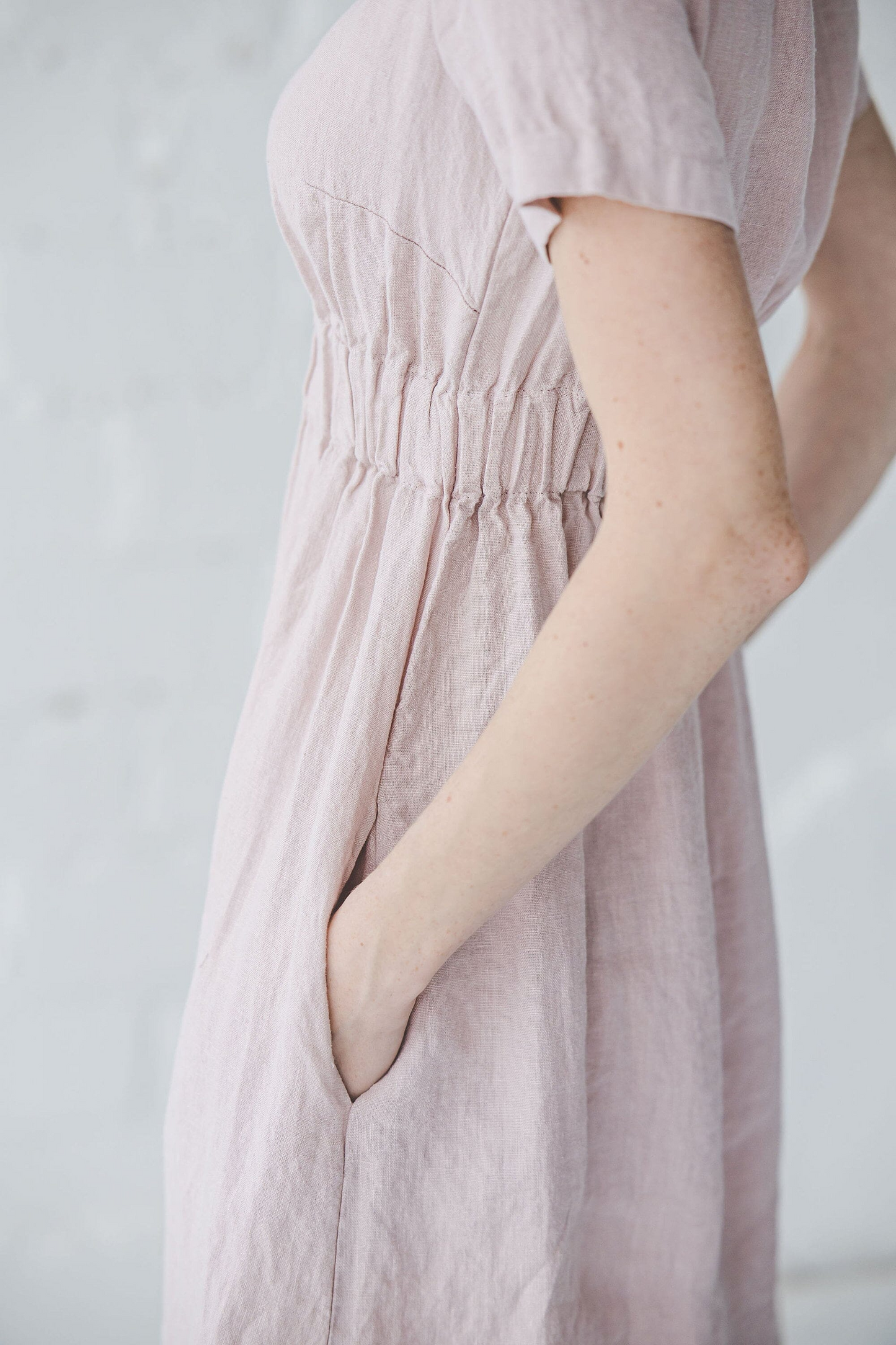 Leichtes Sommerkleid mit kurzen Ärmeln und schmalem Schnitt